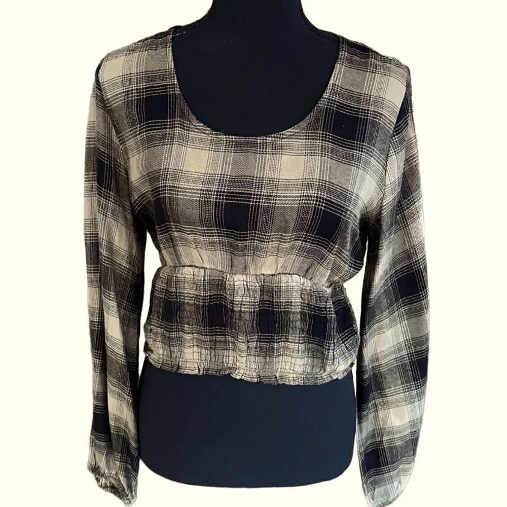 Sim & Sam plaid lightweight black/tan flannel crop top size M